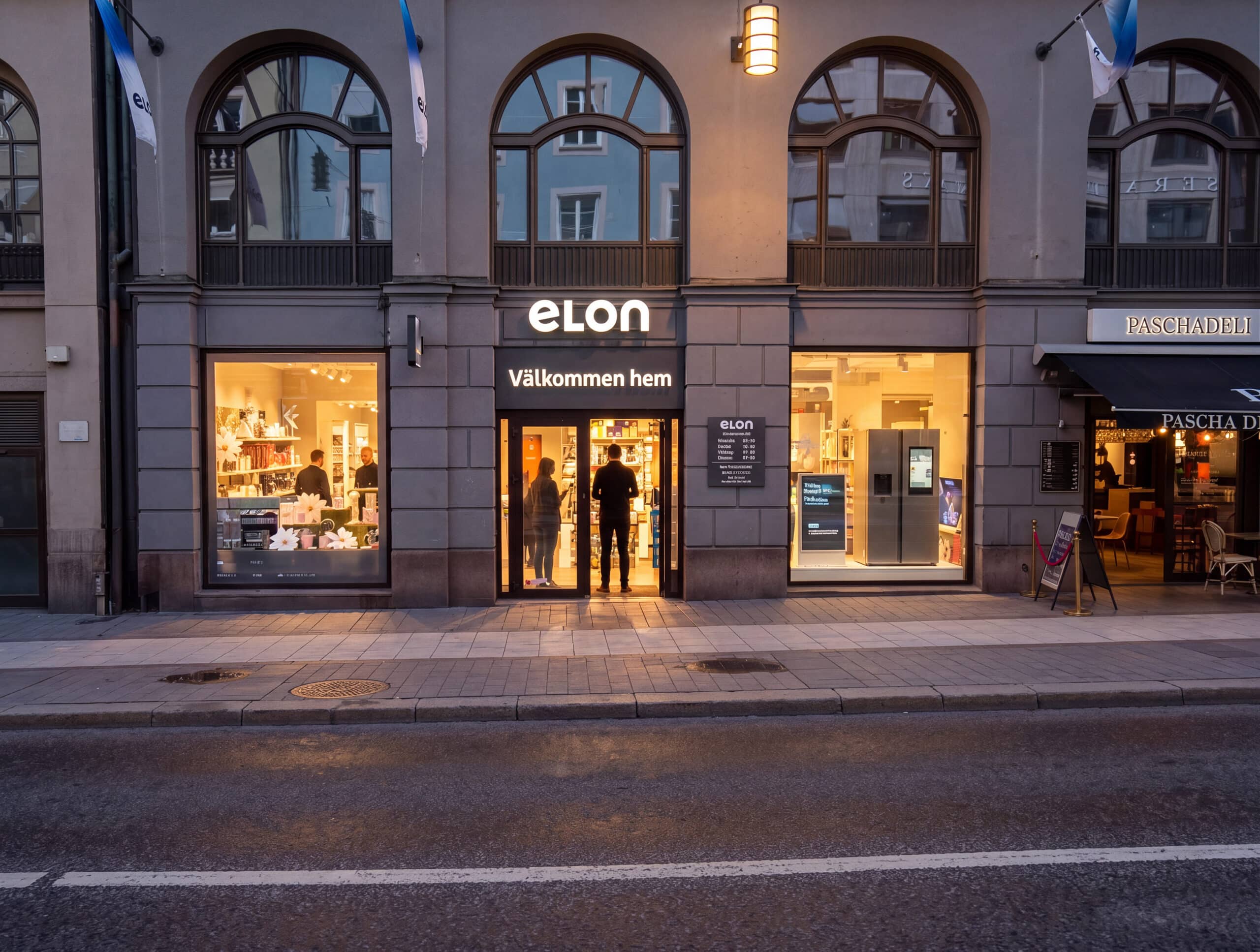 Elons butik på Kungsgatan 13 i Stockholms city i kvällsljus